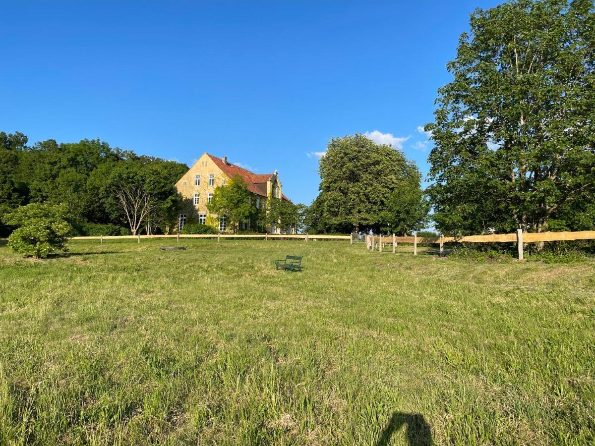 Mitten In Der Natur : Ferienwohnung Mit 3 Schlafzimmern, Neu Eingerichtet Neu Gaarz Exterior photo